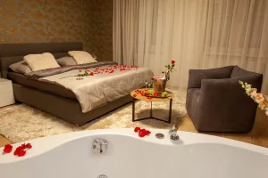 Romanticky vyzdobený pokoj s vířivkou